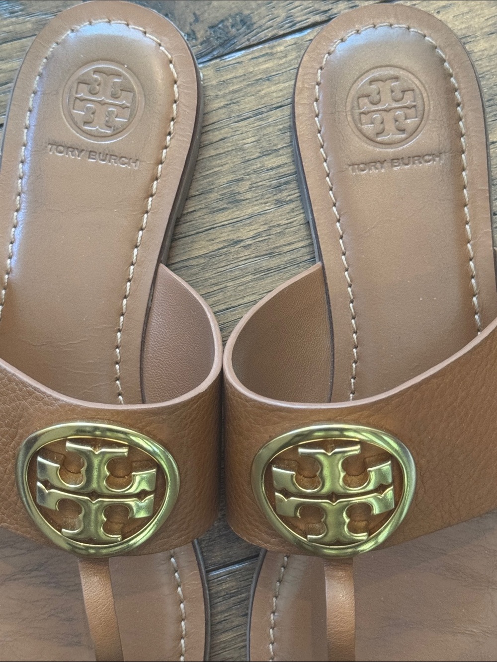 Tory Burch Tan Leather Miller Thong Sandals with Gold Logo - Picture 2 of 6